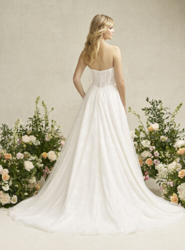 Fabric is Chantilly lace, Tulle, silhouette is A-line, neckline is Sweetheart, sleeve style is Strapless, train is Chapel, waistline is Basque, embellishment is Eyelash lace trim, back is Zipper (invisible), color is Ivory, style is Romantic, Ethereal, High slit, Layered tulle